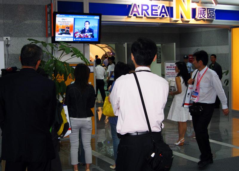 Visitors and journalists were watching the live opening ceremony of COMPUTEX TAIPEI 2008 from the screen, powered by CAYIN's digital signage system