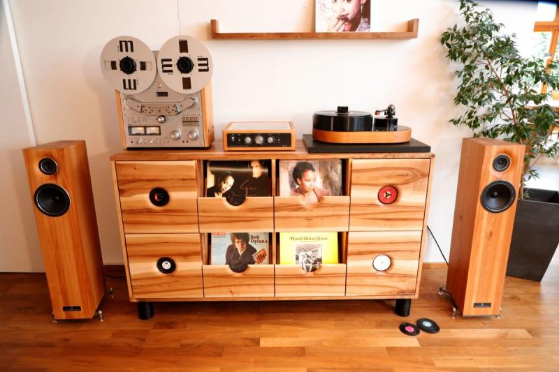 The M?belmacher's award-winning record cabinet ( (C) die-moebelmacher.de)