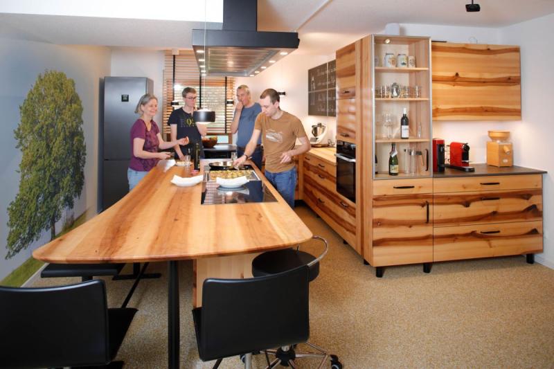 Cooking together in the solid wood kitchen made of service tree ( (C) die-moebelmacher.de)