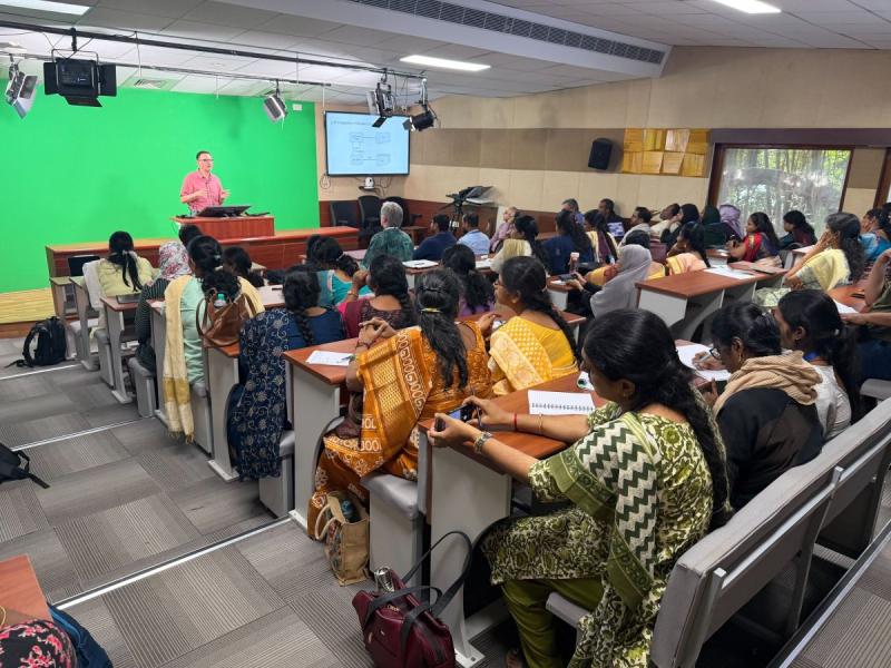 Prof. Andreas Lingnau talks about his teaching with AI in Chennai. ( (C) DHAW)