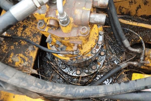 The phenomenon and impact of Final Drive Hydraulic Oil Leak