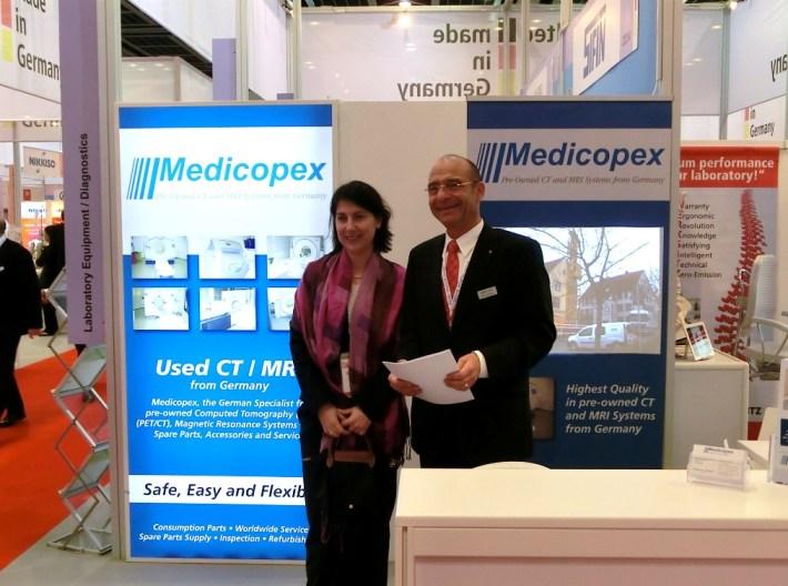 Secrtairy of State Katja Hassel talks to Florian Dickopp, CEO of Medicopex