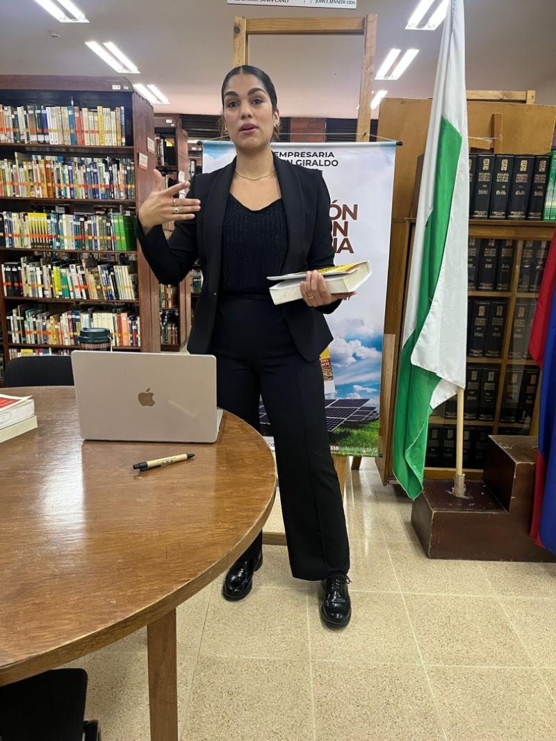 Photo caption: Katlen Giraldo delivering a keynote address to Latin American industry leaders, analyzing the current state of the renewable energy sector and advocating for the transformative strategies outlined in her new book.