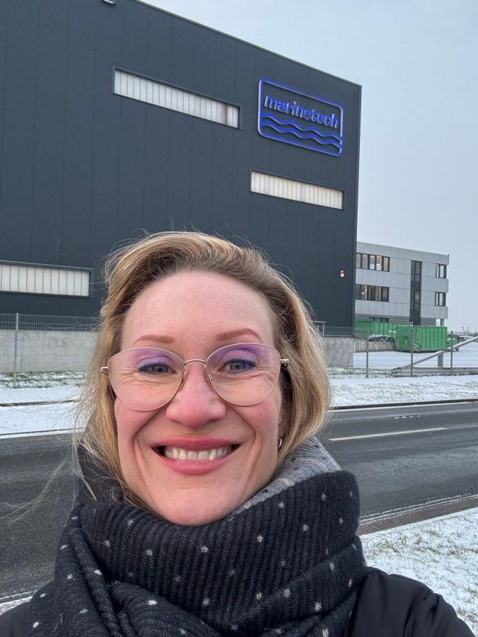 Melanie Merz in Bremen in front of the Marinetech building (© Melanie Merz)