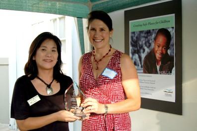 Joy Wolfe, president of ASID Pasadena Chapter, and Kristina Lomax ,president of the Hillsides Guild, at the Hillsides Volunteer by Design event