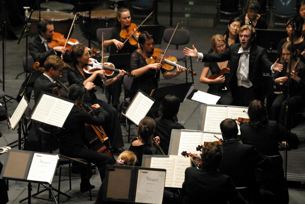 The Mahler Chamber Orchestra and Daniel Harding at the Musikfest Bremen in September 2006. Credit to: Musikfest Bremen