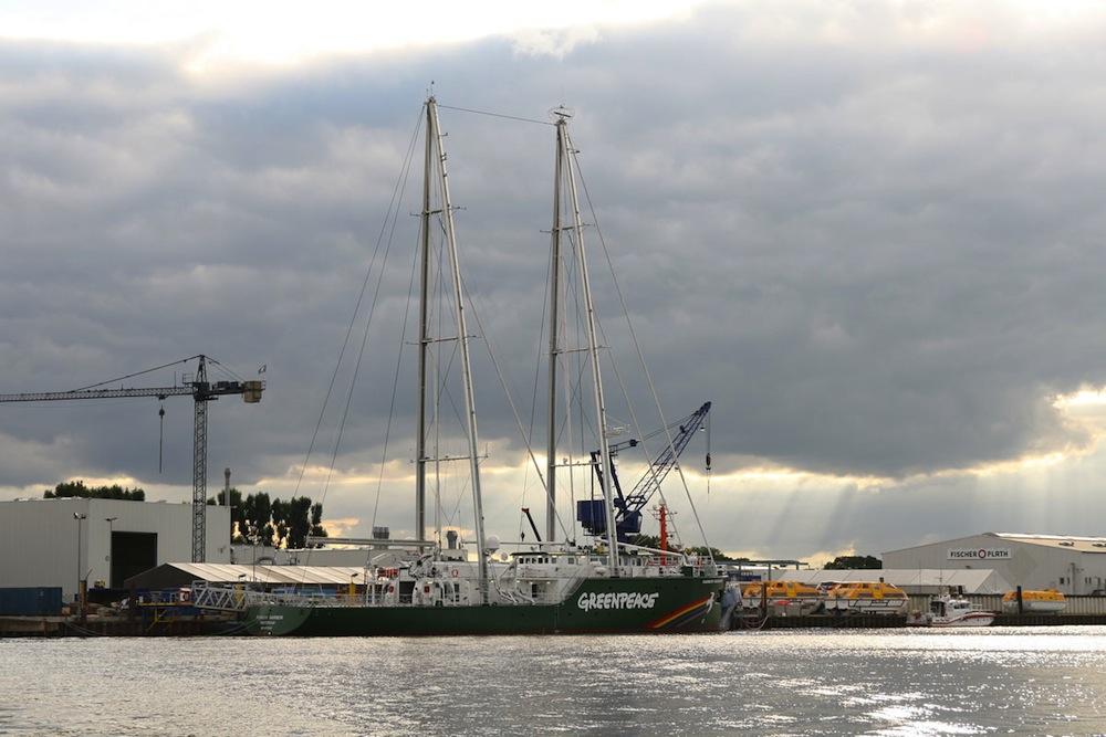 Rainbow Warrior III sets sail with ropes from Gleistein