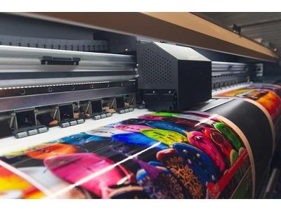 Elevate your brand with The Royal Prints, your premier choice for business cards in Sacramento. This visual highlights our advanced commercial equipment printing vibrant graphics with technical precision. We specialize in custom business cards, striking s