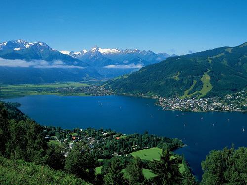 Austro-Italian driving pleasure: more than 2,700 scooter pilots are coming to Zell am See-Kaprun for the Vespa World Days in June.