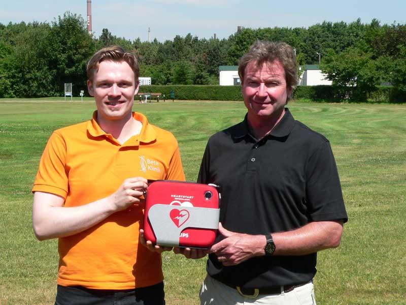 Michael Stohldreyer (Beta Klinik) gives Andy Clarks (Clark´s Golfworld, Public Golf Course Cologne) the defibrillator