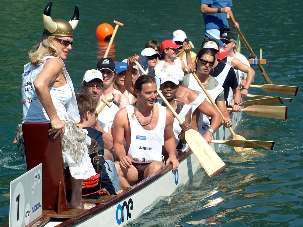 All celebrities on board: Lisa Fitz and others steer the course of the ONE Drachenboot Cup determined over Lake Zell.