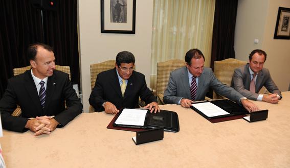 From left to right: Frank Claus, Director Supply Chain Chemicals Europe; Saleh Al-Shabnan, General Manager SCM Chemicals, signing