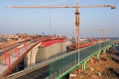 In the eastern part of the city centre, the well-known Siekierkowska route heads towards the southern ring road using two new bridge constructions with three levels and no intersections. (Photo: PERI GmbH)