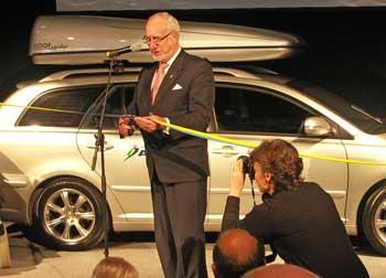 Govenor Göte Bernhardsson cuts the blue and yellow ribbon to open Autoadapt´s new business premises in Stenkullen, Sweden.
