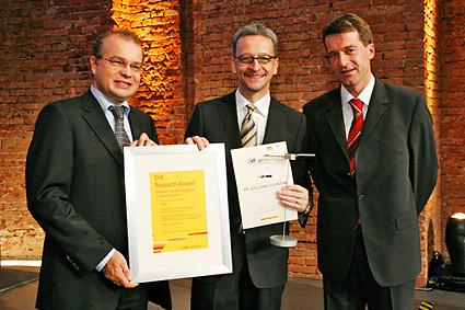 DHL winner Dr. Giuliano Visintini together with Dr. Keith Ulrich, head of technology and innovation management at Deutsche Post World Net (left) and Thorsten Rudolph, CEO of Anwendungszentrum GmbH Oberpfaffenhofen (right)