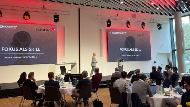 Uli Funke during a presentation: Focus can be trained; it is not innate. ( (C) AFAN Solutions GmbH)