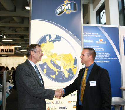 First class transport solutions resulted from CREAM: Project Officer Dr. Theodor Schlickmann (left) from the EU-Commission congrat