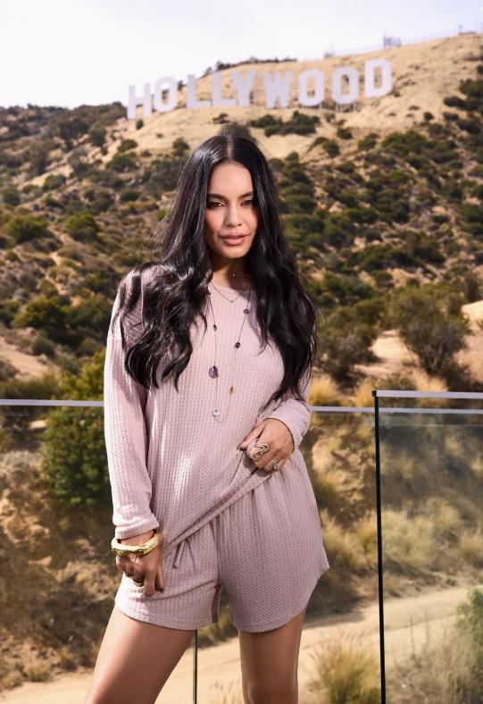 EKOUAER x Vanessa: Two Knit Set Collections for a Comfortable,