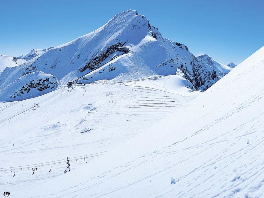 Winter in Zell am See-Kaprun is definitely wearing white: the glacier on 3,000-metre-high Kitzsteinhorn