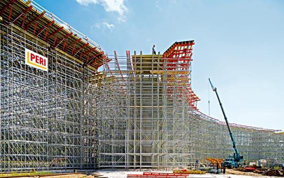 Due to the constantly changing hollow box cross-sections, construction of the superstructure placed high demands on the variability and flexibility of the formwork and scaffold systems being used.