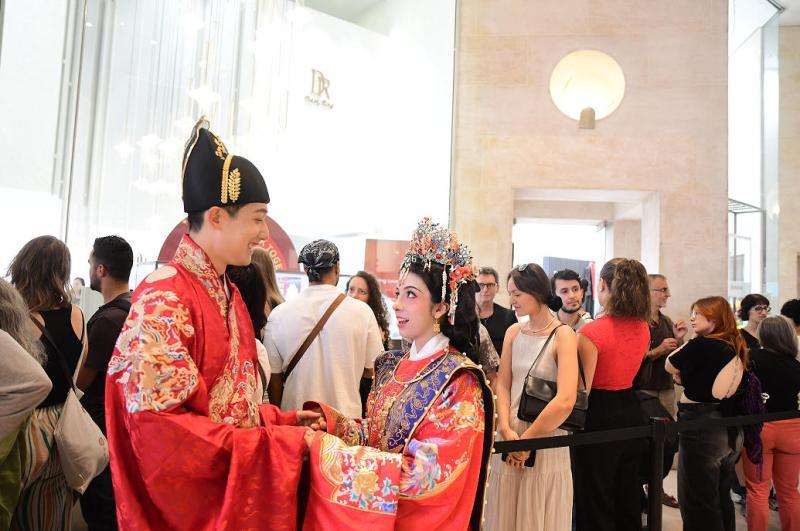 French Couples Queue for Chinese Qixi Festival, Darry Ring Becomes France's