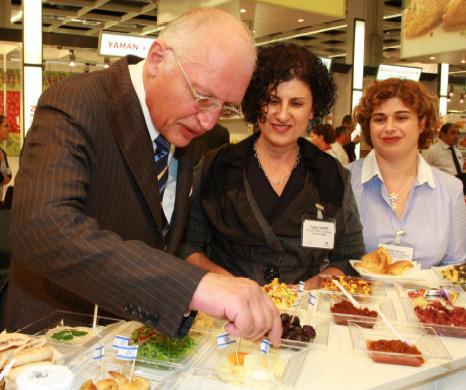 Prominent visit: EU-Vice-President Günter Verheugen (l) tastes "Fine Foods from Israel" at Anuga 2009 in Cologne in the presence of Daphna Sternfeld and Michal Neeman from The Israel Export & International Cooperation Institute (IEICI)