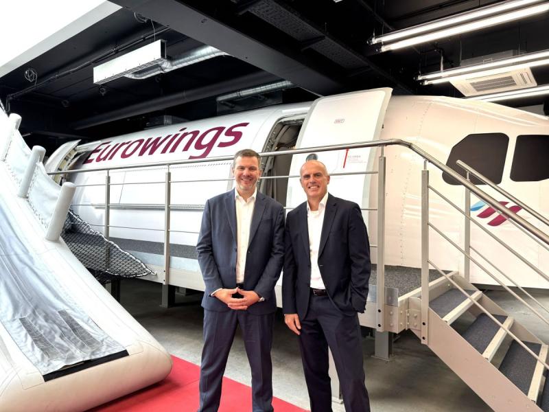 Edi Wolfensberger, COO of Eurowings, and Matthias Spohr, CEO of LAT, in the new training hall ( (C) Eurowings Aviation GmbH)