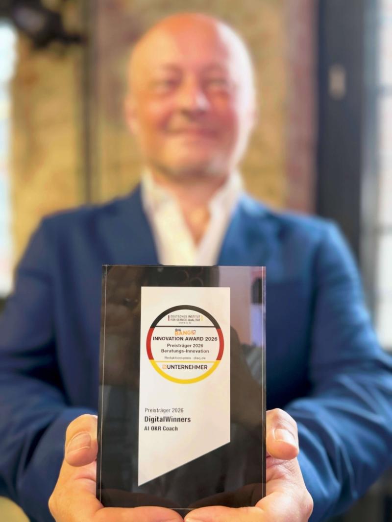 Erno Marius Obogeanu-Hempel (DigitalWinners GmbH / OKR Experts) accepts the BIG BANG INNOVATION Award 2026 in Berlin