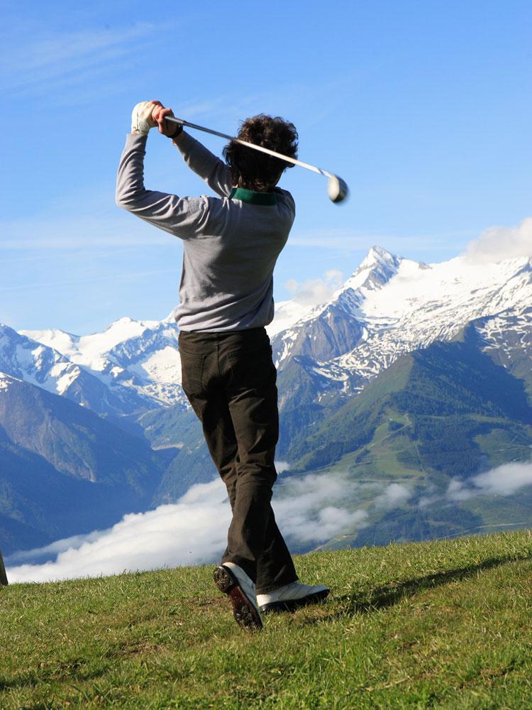 Tee-off at 2,000 metres of altitude: in Zell am See-Kaprun urban golf and a fabulous view of the Alps join hands.