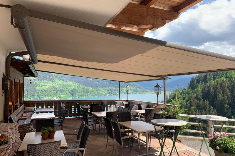 The outdoor terrace of the Austrian restaurant Pfefferbauer is well protected by an awning system from the manufacturer markilux.