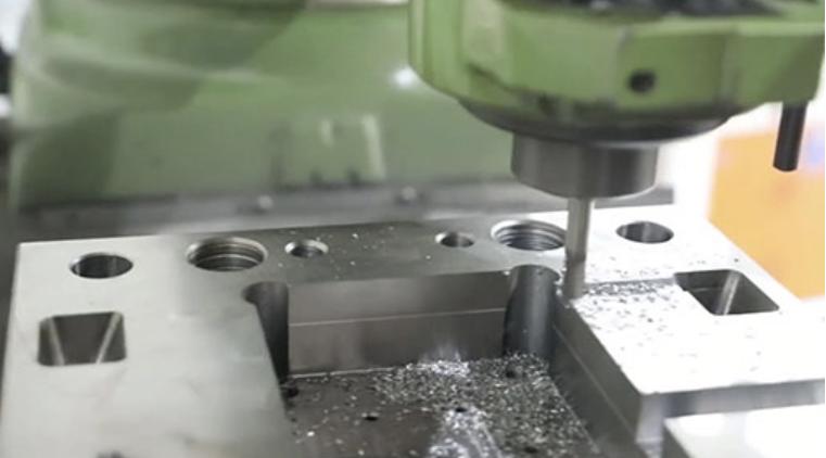 BEYAQI Custom Cosmetic Glass Bottle Solutions vs. Market