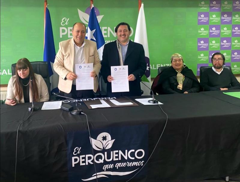 Mayor Alejandro Sepulveda Tapia and Cesar Aravena Manriquez sign the Friendship and Mutual Cooperation Agreement