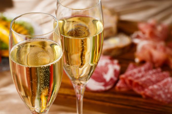 Sparkling Wine Industry Showdown: How Major Players Compete in 2025