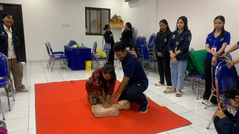 PPK Ormawa HMIK Universitas Udayana team provides guidance during Basic Life Support practical training for coastal communities in