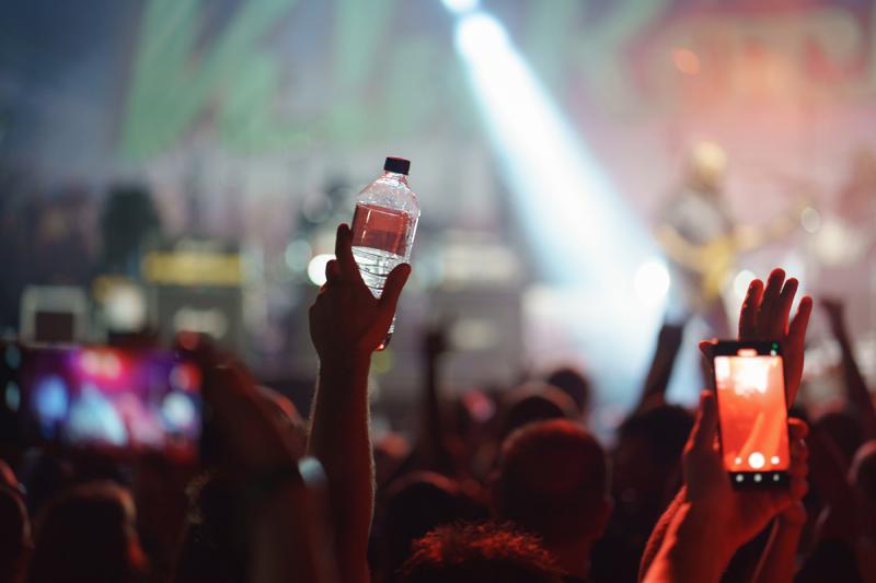 At outdoor events and festivals, beverages in plastic bottles have proven to be reliable. (Source: yes or no Media GmbH)