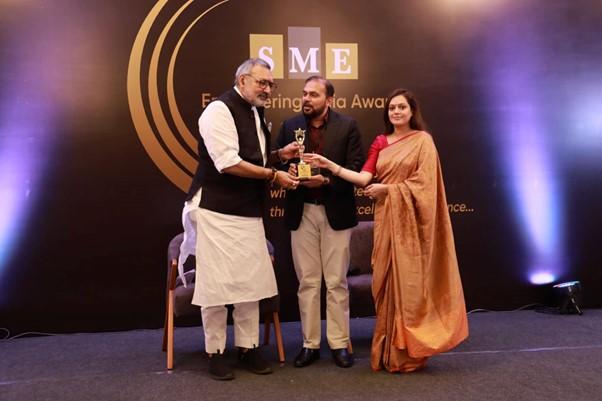 Mr. Sharath Chandra S, Co-founder and Director receiving award from Shri Giriraj Singh, the Hon'ble Union Minister of Textiles, Go