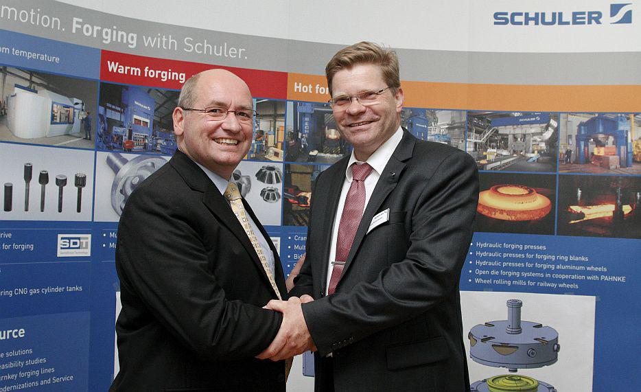 Arnd Kulaczewski (right), MD Schuler SMG, and Dr. Hendrik Schafstall, CTO simufact engineering, seal the co-operation.