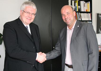 Joerg Mueller-Kindt (CEO NetworkedAssets), Hans Georg Helmstädter (President of the Brandenburg University of Applied Sciences)