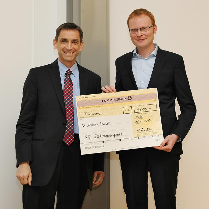 The award, presented by Dr. Ulrich von Hülsen (left), a member of Pfeiffer Vacuum GmbH management. / Photo: G. Otto, GSI