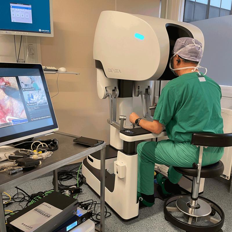 Prof. Ling Wu Chen (Sun Yat-sen University, Guangzhou) operates on a patient in Beijing via console from Hamburg