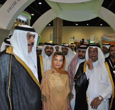 Dr. Dafer-Al Talaat, SABIC Vice President, Middle East and Africa receives Christiana Figueres, Executive Secretary, United Nation