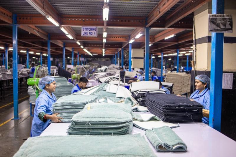 A Strategic Guide to Chinese Manufacturing Clothing for Global