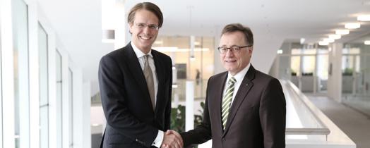 Prof. Wilhelm Bauer, Head of Fraunhofer IAO and Dr. Robert Gutsche, Head of Consulting at KPMG, seal their strategic partnership.