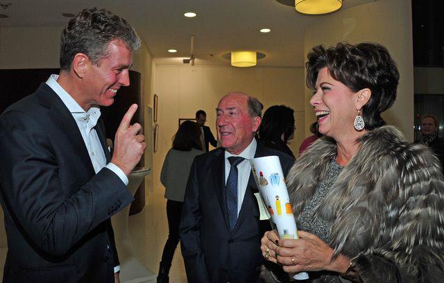 Auctioneer Robert Ketterer joking with Anita and Erwin Müller. Photo: Ursula Dornberger-Düren