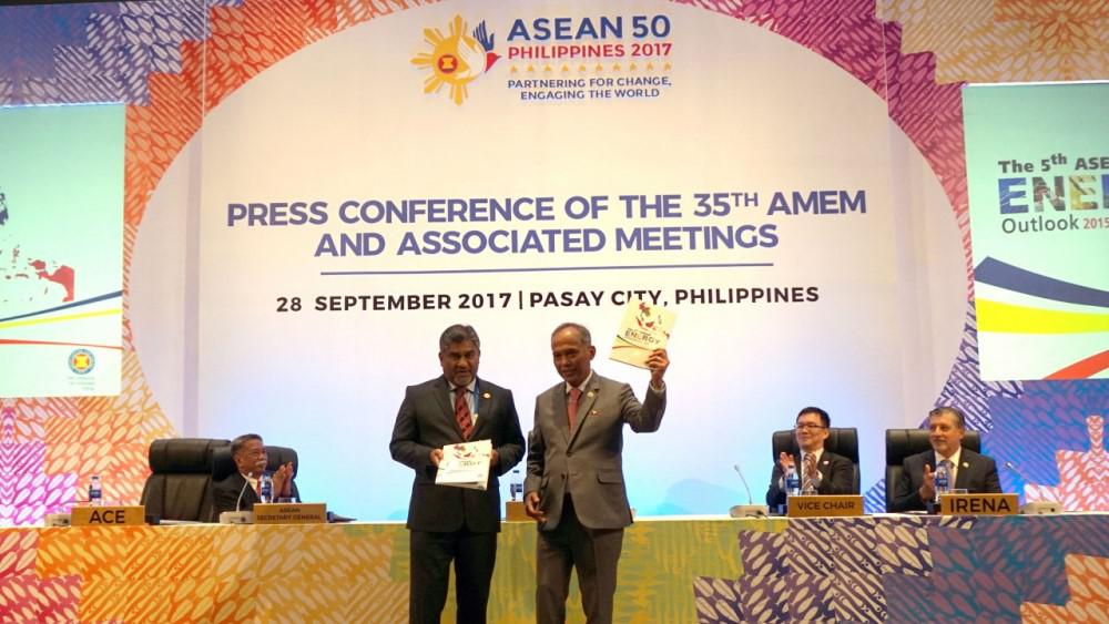 ACE Executive Director, Dr. Sanjayan Velautham, shares the publication with the Philippine Secretary of Energy, Alfonso G. Cusi