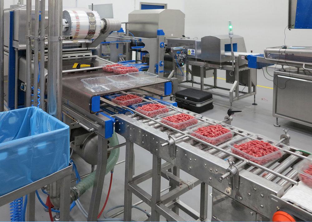 Packaging ground meat with a tray sealer packaging machine