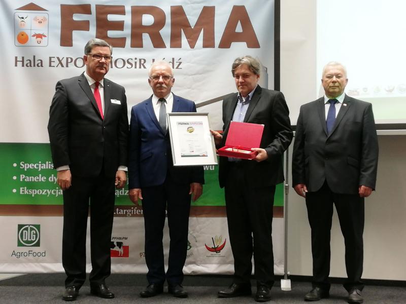 Dr. Andrzej Sobieraj (2nd on the right) accepting the prize in Lodz.