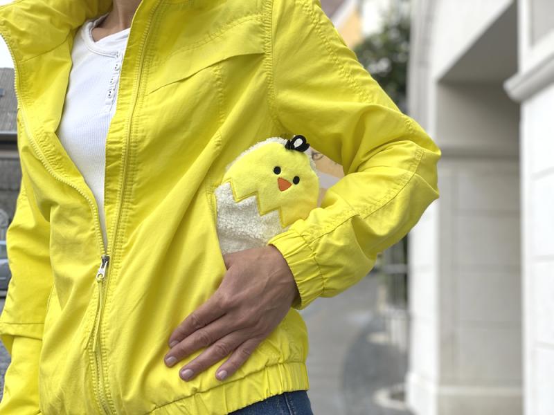 Warmth to-go: An innovation for the hot water bottle season 2020/2021 from Hugo Frosch. Mini hot water bottle "chick in the egg"