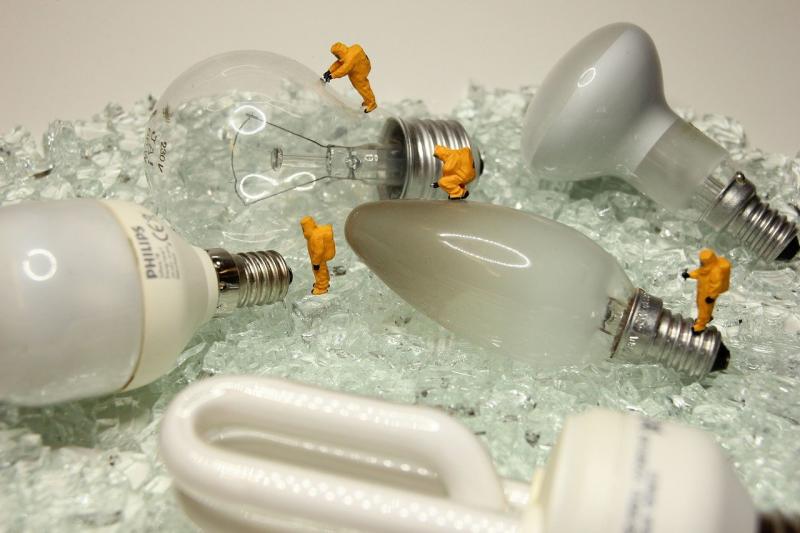 https://pixabay.com/photos/recycling-lamps-miniature-figures-2978599/