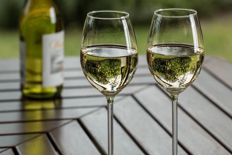 https://pixabay.com/photos/wine-wineglass-leisure-drink-2789265/